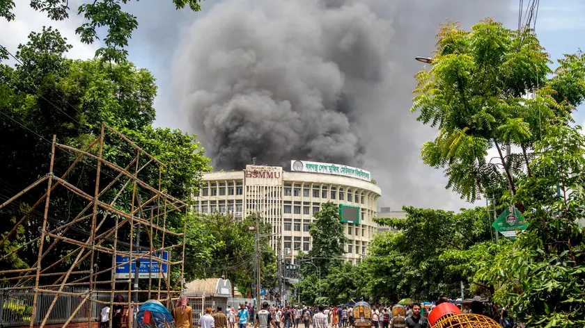 epa11524704 Black smoke rises from the Bangabandhu Sheikh Mujib Medical University (BSMMU) during clashes between protesters and Awami League members, on the first day of the non-cooperation movement at Dhaka University campus in Dhaka, Bangladesh, 04 August 2024. The Anti-Discrimination Student Movement organizers are demanding the resignation of the current government. Dhaka authorities have imposed a new curfew starting 06:00 p.m. local time on 04 August. As casualties mounted and law enforcement struggled to contain the unrest, the Bangladeshi government on 20 July 2024 had imposed an initial nationwide curfew and deployed military forces after violence broke out in Dhaka and other regions following student-led protests demanding reforms to the government's job quota system. EPA/MONIRUL ALAM