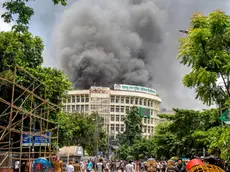 epa11524704 Black smoke rises from the Bangabandhu Sheikh Mujib Medical University (BSMMU) during clashes between protesters and Awami League members, on the first day of the non-cooperation movement at Dhaka University campus in Dhaka, Bangladesh, 04 August 2024. The Anti-Discrimination Student Movement organizers are demanding the resignation of the current government. Dhaka authorities have imposed a new curfew starting 06:00 p.m. local time on 04 August. As casualties mounted and law enforcement struggled to contain the unrest, the Bangladeshi government on 20 July 2024 had imposed an initial nationwide curfew and deployed military forces after violence broke out in Dhaka and other regions following student-led protests demanding reforms to the government's job quota system. EPA/MONIRUL ALAM
