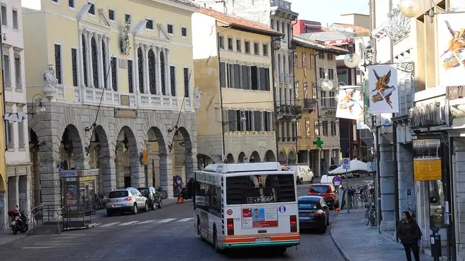 Udine 08 Novembre 2012. Autobus in Via MercatoVecchio. Telefoto copyright Petrussi Foto Press / Diego Petrussi