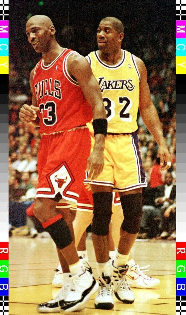EARVIN " MAGIC " JOHNSON DEI LOS ANGELES LAKERS (D) E MICHAEL JORDAN (S) DEI CHICAGO BULL DURANTE L'INCONTRO DI BASKET TRA LE DUE SQUADRE AL GREAT WESTERN FORUM DI INGLEWOOD. PER JOHNSON SI E' TRATTATO DELLA SECONDA PARTITA DOPO IL SUO RIENTRO IN SQUADRA, DALLA QUALE SI ERA RITIRATO NEL 1991, DOPO AVER APPRESO DI ESSERE AFFETTO DA AIDS.