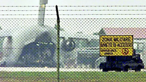 Una veduta della pista dall’esterno della Base di Aviano