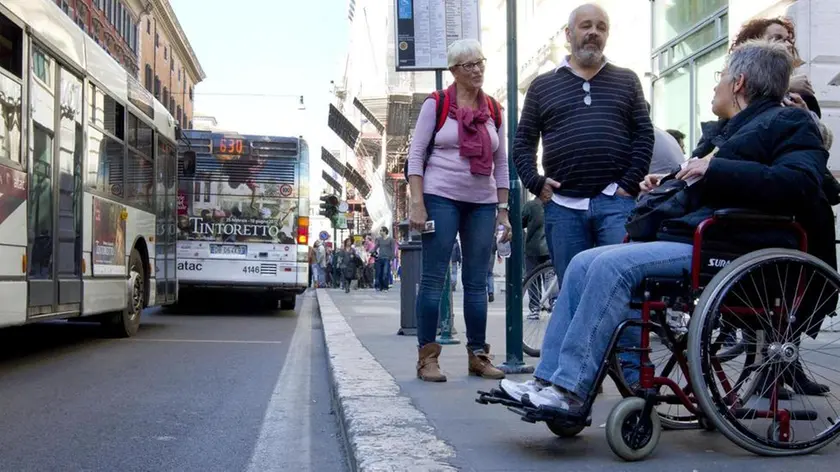Luisella, disabile, mostra le difficolta' nel muoversi nel centro di Roma, oggi 15 marzo 2012. Il comune di Roma e' stato condannato perche' le fermate dei bus non sono accessibili ai disabili. Il Tribunale civile di Roma in primo grado ha condannato il Campidoglio per 'condotta discriminatoria' nei confronti di un disabile costretto su sedia a rotelle che aveva fatto causa due anni fa perche' non riusciva a prendere i mezzi pubblici. ANSA/CLAUDIO PERI
