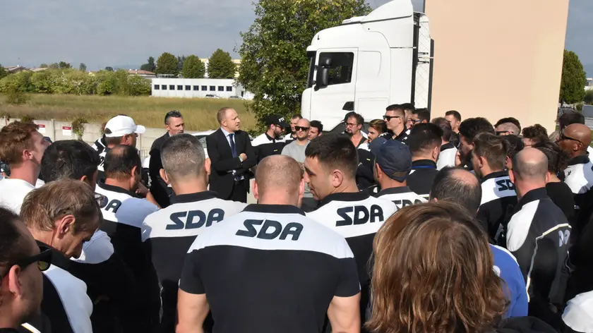 La protesta dei corrieri Sda a Feletto (Foto Petrussi)