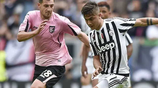 Mato Jajalo con la maglia del Palermo contro Dybala: il croato-bosniaco era in rosanero dal 2015