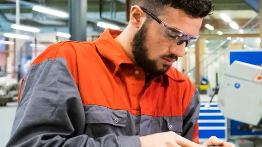 19/11/2015 Rotterdam, studenti metalmeccanici degli istituti Albeda e Zadkine collaborano con le officine nella zona del porto di Rotterdam. Un nuovo rapporto dice che gli operai specializzati come falegnami, elettricisti e idraulici sono sempre più scarsi. RDM Rotterdam è la vetrina di innovazione della zona del porto di Rotterdam, dove la tecnologia è resa visibile in modo attraente attraverso la sinergia di imprese, università , istrusione e ricerca.