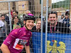 Jonathan Milan con Michela e Marco Zontone all'arrivo di Fossombrone