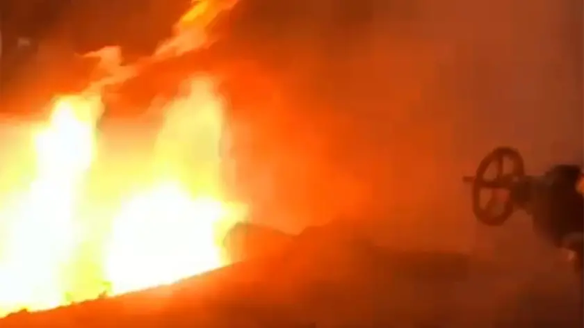 (FRAME DA VIDEO) L'esercito russo ha bombardato la centrale idroelettrica del Dnipro, la circolazione sul ponte stradale della diga è stata bloccata: ha riferito il consigliere del sindaco di Mariupol Pyotr Andryushchenko, aggiungendo che un missile russo ha colpito un filobus pieno di operai che attraversava la diga, decine di persone sono rimaste ferite, 22 marzo 2024. Il capo del dipartimento di polizia di Zaporizhzhia Ivan Fedorov ha detto alla tv nazionale che "dalle 4 del mattino, i russi hanno colpito le infrastrutture civili, causando molti danni", riferisce Ukrainska Pravda. TELEGRAM/ VOLODYMYR ZELENSKY +++ATTENZIONE LA FOTO NON PUO' ESSERE PUBBLICATA O RIPRODOTTA SENZA L'AUTORIZZAZIONE DELLA FONTE DI ORIGINE CUI SI RINVIA+++ NPK +++
