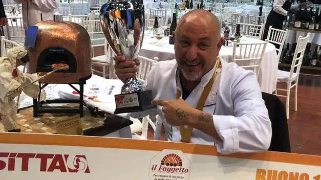 Il friulano Lorenzo Collovigh festeggia la vittoria del campionato mondiale della pizza