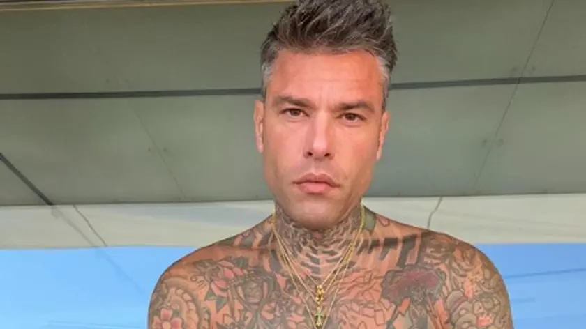 Il cantante Fedez si è sentito male ieri sera mentre era su un volo privato diretto in Puglia ed è stato portato al pronto soccorso dell'ospedale Perrino di Brindisi da dove è statao poi dimesso dopo qualche ora. Fedez sarebbe dovuto andare a Gallipoli per un concerto che è stato poi annullato. Secondo quanto fa sapere la Asl di Brindisi, il cantante è arrivato "alle 22.29 al Pronto soccorso del Perrino, su un'ambulanza del 118, con dolori addominali e vomito. È stato preso in carico e sottoposto a prelievo di sangue e terapia con antidolorifici. Alle 3.51 di oggi è stato dimesso su sua richiesta". L'annuncio del malore e il conseguente annullamento del concerto di Gallipoli è stato diffuso sui profili social dello stesso cantante. +++ INSTAGRAM/FEDEZ +++ NPK +++ ATTENZIONE LA FOTO NON PUO' ESSERE RIPRODOTTA SENZA L'AUTORIZZAZIONE DELLA FONTE CUI SI RINVIA ++++