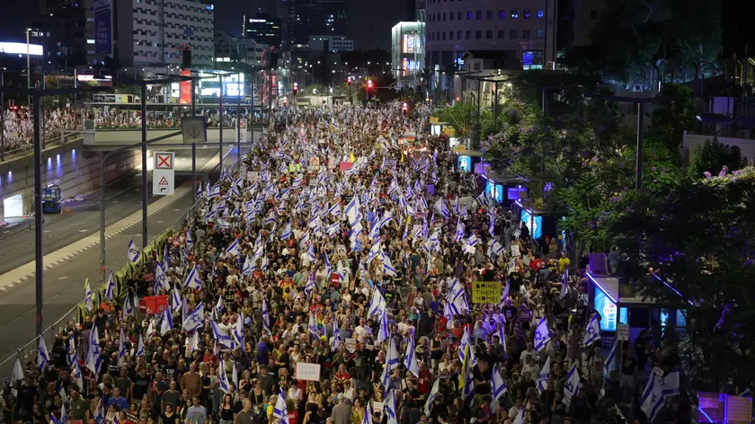 epa11413351 People calling on the Israeli war cabinet to sign a hostage deal take part in a protest rally outside the Kirya military headquarters in Tel Aviv, Israel, 15 June 2024. According to the Israeli defense forces, around 120 Israelis hostages are still held by Hamas in Gaza. More than 36,000 Palestinians and over 1,400 Israelis have been killed, according to the Palestinian Health Ministry and the Israel Defense Forces (IDF), since Hamas militants launched an attack against Israel from the Gaza Strip on 07 October 2023, and the Israeli operations in Gaza and the West Bank which followed it. EPA/ABIR SULTAN