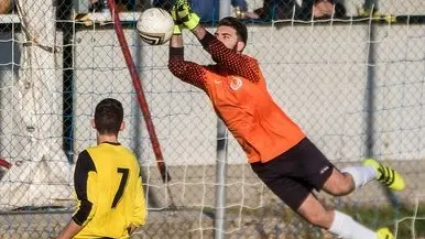 Bassetti (Azzurra #1-portiere) vola per respingere una punizione di Mirashi (LavarianMortean #11-attaccante) nel corso di Azzurra-LavarianMortean, partita valida per la Giornata 8 del campionato di Prima Categoria (Friuli Venezia Giulia) Girone B, disputata il 30/10/16 a Cassacco (Campo sportivo di Premariacco), Italy e terminata con il risultato di 0-1