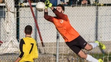 Bassetti (Azzurra #1-portiere) vola per respingere una punizione di Mirashi (LavarianMortean #11-attaccante) nel corso di Azzurra-LavarianMortean, partita valida per la Giornata 8 del campionato di Prima Categoria (Friuli Venezia Giulia) Girone B, disputata il 30/10/16 a Cassacco (Campo sportivo di Premariacco), Italy e terminata con il risultato di 0-1