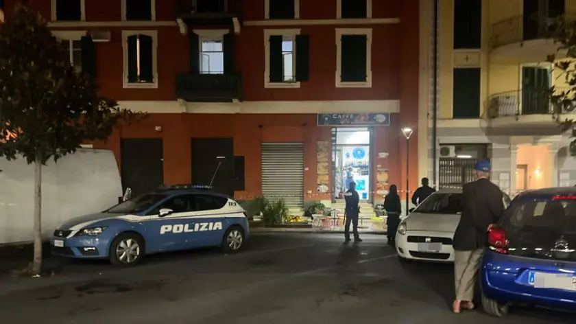 Un migrante è stato ucciso a coltellate in piazza della stazione a Ventimiglia, poco lontano da un bar frequentato dagli immigrati che attendono di passare in Francia, 14 ottobre 2023. Un suo connazionale è rimasto ferito. Sul posto Polizia di Stato e medici del 118 che hanno tentato di rianimare la vittima senza però riuscirci. Non sono ancora chiare le circostanze in cui è maturato l'omicidio. ANSA/ALICE SPAGNOLO
