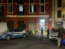 Un migrante è stato ucciso a coltellate in piazza della stazione a Ventimiglia, poco lontano da un bar frequentato dagli immigrati che attendono di passare in Francia, 14 ottobre 2023. Un suo connazionale è rimasto ferito. Sul posto Polizia di Stato e medici del 118 che hanno tentato di rianimare la vittima senza però riuscirci. Non sono ancora chiare le circostanze in cui è maturato l'omicidio. ANSA/ALICE SPAGNOLO