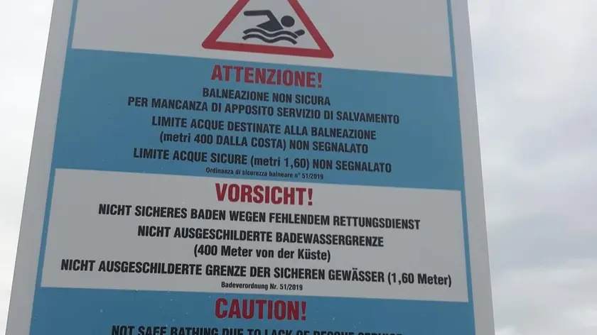 Uno dei cartelli comparsi alla Bau Beach di Lignano
