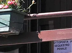 Fagagna 26 agosto 2016 Accoltellamento a seguito di una lite familiare. Donna colombiana di 29 anni accoltella alla gola il padre del marito in un appartamento di via Giovanni Pilacorte. Nella foto la porta dell'appartamento con i sigilli del sequestro. Copyright Foto Petrussi / Ferraro Simone