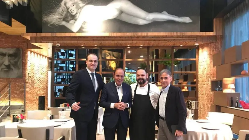 Stefano Monte, primo da sinistra, con Bruno Vespa e il capo chef Marino D’Antonio