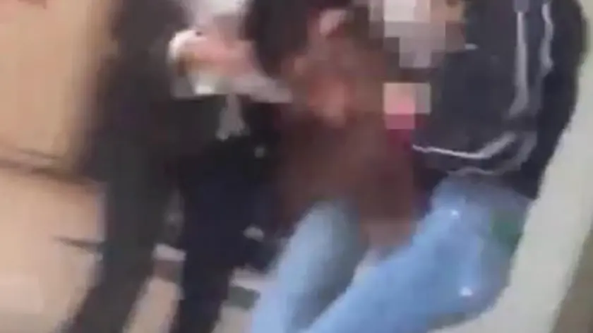 Un fermo immagine tratto da un video della Questura di Siena, 23 aprile 2022: Umiliavano, offendevano e deridevano le loro vittime sui social, poi le attiravano con minacce o inganni in luoghi appartati di Siena e qui procedevano ad aggressioni fisiche e verbali filmate col telefono da una o più componenti del gruppo. Le immagini erano condivise nella chat WhatsApp denominata 'baby gang' oltre che in altri social network. Così 10 giovanissime residenti nella città del Palio, tra i 14 e i 15 anni di età, sono ora indagate per le loro condotte criminali e sottoposte a perquisizioni personali e domiciliari dalla polizia su delega della procura presso il tribunale per i Minorenni di Firenze. ANSA/POLIZIA EDITORIAL USE ONLY NO SALES