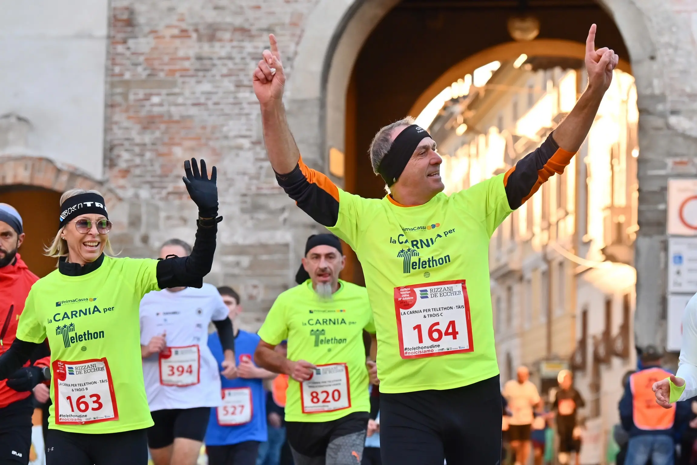 La 26esima edizione della Staffetta Telethon ha visto Udine animata da 870 squadre, per un totale di oltre 22mila partecipanti, tra cui 1.500 studenti. L'evento, che si è svolto dal 30 novembre al 1 dicembre, ha battuto un nuovo record di solidarietà, con la speranza di superare i 320mila euro di donazioni per la ricerca sulle malattie genetiche rare. Molti sportivi, tra cui il campione paralimpico Antonio Fantin, hanno preso parte all'iniziativa, insieme a tanti altri volontari e partecipanti, che hanno corso su un percorso di 1.920 metri nel cuore della città. Un grande successo, che ha coinvolto anche diverse associazioni e realtà locali. Foto Petrussi