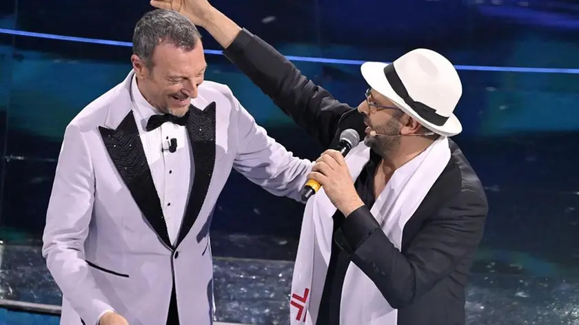 Checco Zalone nei panni di Al Bano sul palco con Amadeus