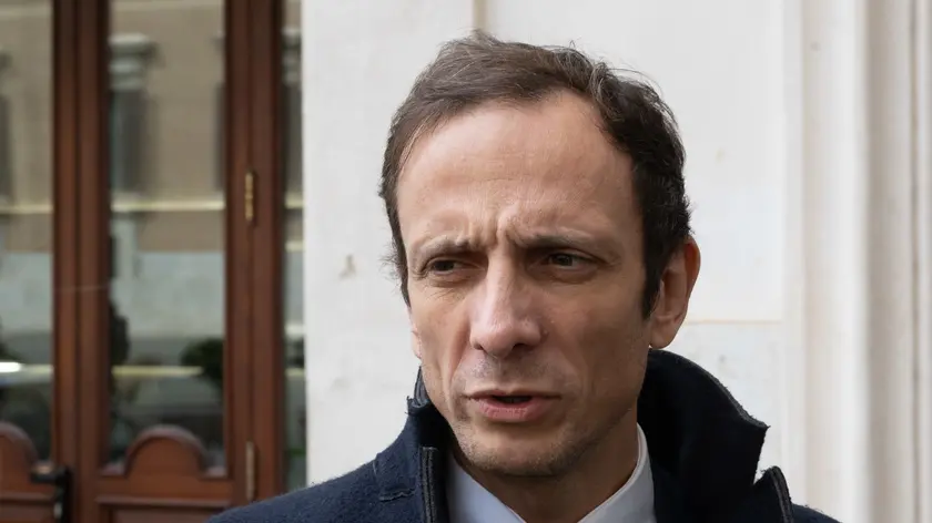 Massimiliano Fedriga, presidente della Conferenza delle Regioni e Province autonome, parla con i giornalisti a margine della presentazione di ÒSelecting Italy - Attrazione investimenti esteri e catene regionali del valoreÓ a Roma, 28 marzo 2024. Investing Italy 2024 si terrˆ a Trieste lÕ8 e il 9 aprile prossimi. ANSA/MAURIZIO BRAMBATTI