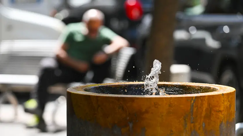Scene di caldo a Napoli dove si cercano zone all'ombra o ci si ristora alle fontanine, 5 giugno 2024. ANSA/ CIRO FUSCO