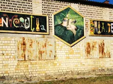 Il muro d'ingresso della comunità Gaia Terra