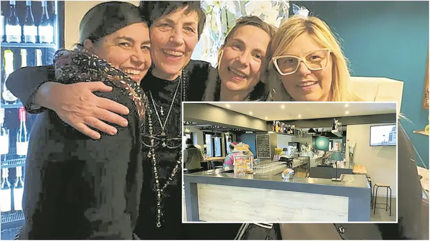 Da destra Loretta, Antonella, Raffaella e un’ex dipendente. Nel riquadro, la sede rinnovata del bar Al Gambero di Amaro che ha riaperto dopo due anni
