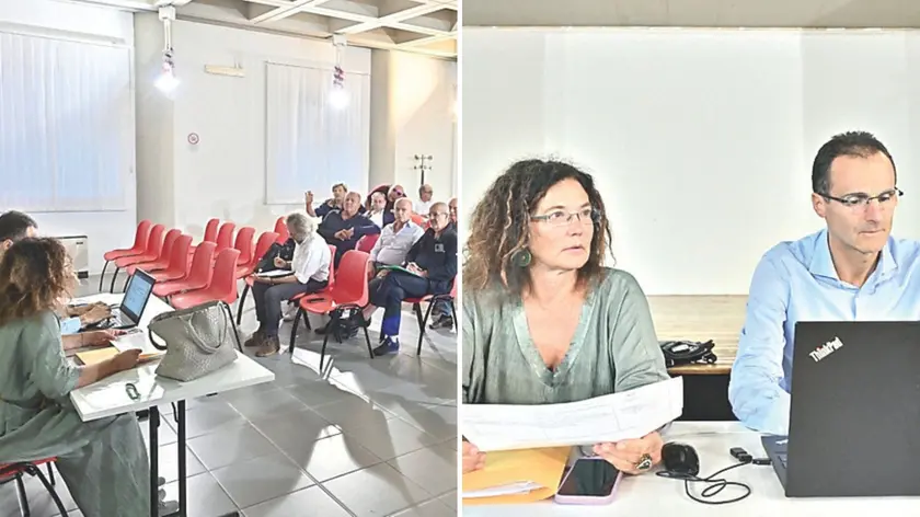 La riunione del consiglio di quartiere all’ex scuola Deledda. A destra, l’assessora Rosi Toffano e il dirigente comunale Rodolfo Londero (Foto Petrussi)