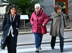 La mamma di Nada Cella, Silvana Smaniotto con una parente, al suo arrivo al palazzo di Giustizia, per l'udienza preliminare per riaprire il caso per l’omicidio di 28 anni fa, c’è un’indagata Annalucia Cecere che ai tempi dell'omicidio viveva a Chiavari. Genova, 15 febbraio 2024. ANSA/LUCA ZENNARO