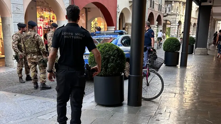 L'intervento delle forze dell'ordine in centro a Udine