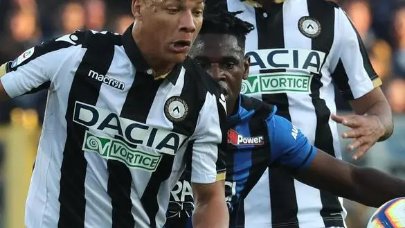 Atalanta's Duvan Zapata (C) and Udinese's Emmanuel Badu(L) challenge for the ball during the Italian Serie A soccer match Atalanta BC vs Udinese Calcio at Atleti Azzurri d'Italia stadium in Bergamo, Italy, 29 April 2019. ANSA/PAOLO MAGNI