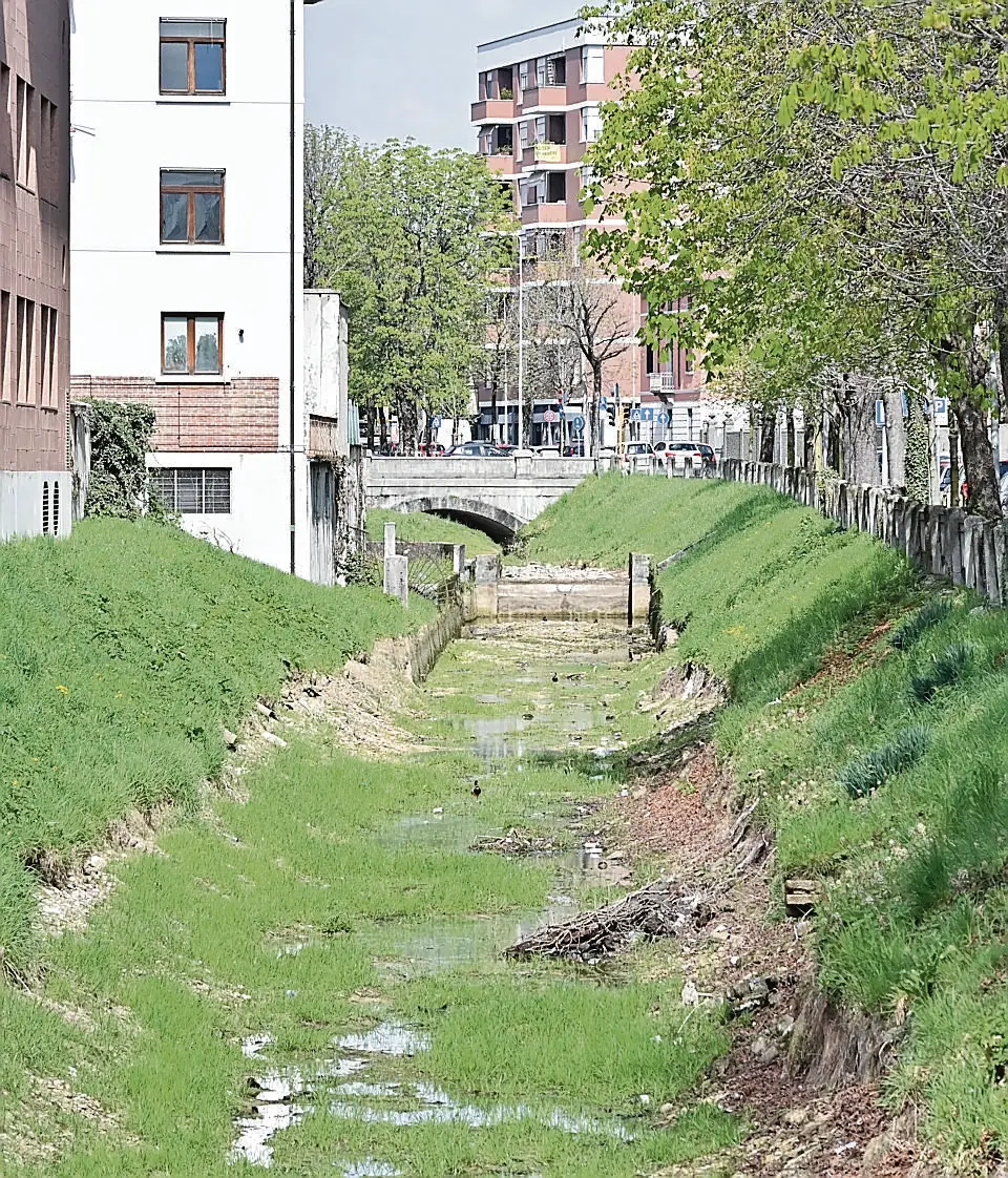 Il canale principale che scorre in via Marangoni ©Foto Petrussi