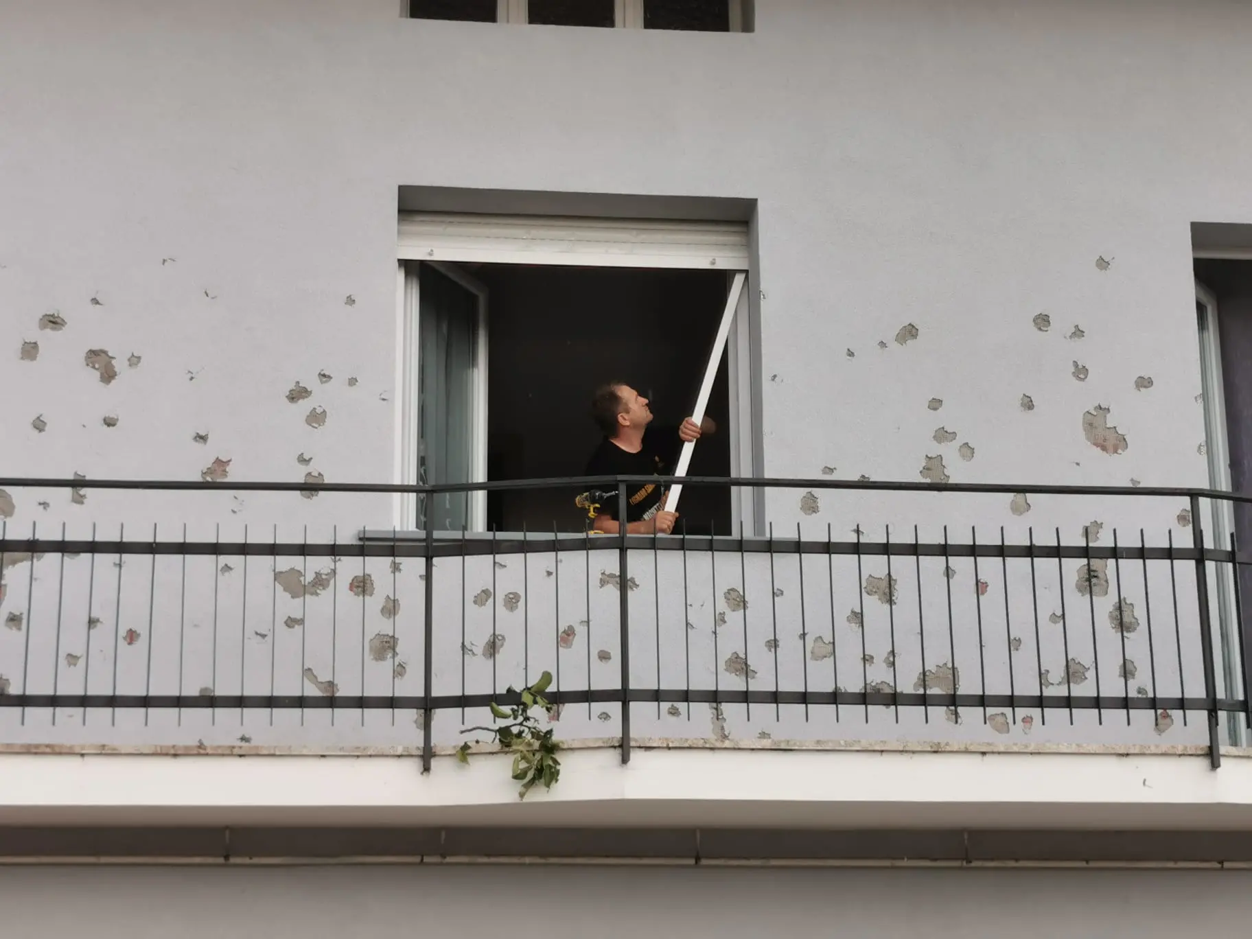 Mortegliano è uno dei comuni più colpiti dalla violenta grandinata che ha interessato tutto il Friuli nella notte tra lunedì 24 e martedì 25 luglio. Le immagini parlano da sole: il ghiaccio, grosso come palline da tennis, ha colpito e distrutto molte delle finestre delle abitazioni. I bozzi si vedono anche sui muri e le strade sono ricoperte da chicchi di ghiaccio. Leggi anche l'intervista al sindaco "Sembrava un bombardamento"
