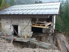 Una casa distrutta dal maltempo a Forni di Sopra