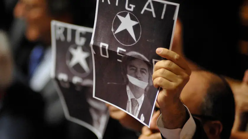 06/08/2018 Roma, Aula del Senato, voto sul milleproroghe, nella foto il PD mostra manifesti contro le minacce a Roberto Burioni con un fotomontaggio stile Br