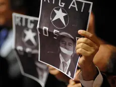 06/08/2018 Roma, Aula del Senato, voto sul milleproroghe, nella foto il PD mostra manifesti contro le minacce a Roberto Burioni con un fotomontaggio stile Br