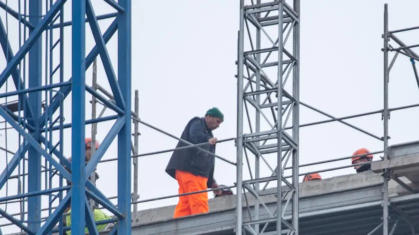 Il cantiere edile nella zona della Stazione Centrale dove un operaio di 28 anni è morto schiacciato dal peso di una gru a Milano, 11 dicembre 2023. ANSA/DAVIDE CANELLA