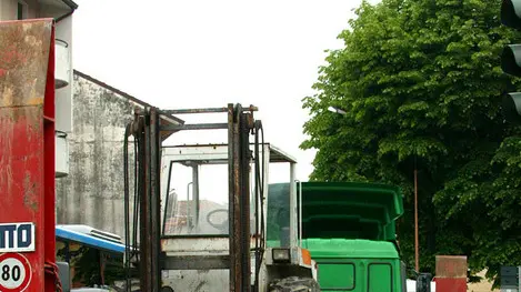 FOTO MISSINATO 03.05.04 CASARSA DELLA DELIZIA TRAFFICO DI CAMION SULLA SS.13, UN AUTOCARRO PASSA IGNARO DEL DIVIETO L'INCROCIO DI CASARSA DIREZIONE SAN GIOVANNI
