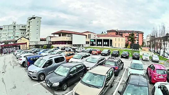 Il parcheggio nei pressi del cinema Visionario ©Foto Petrussi