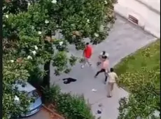 Un frame del video che riprende la rissa in Borgo Stazione