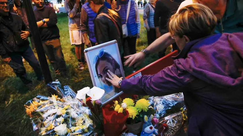 Cerimonia alla panchina rossa del parco di via Pacinotti-via Padova per ricordare Giulia e Thiago Tramontano ad un anno dalla tragedia, Senago, 27 maggio 2024. ANSA/SERGIO PONTORIERO