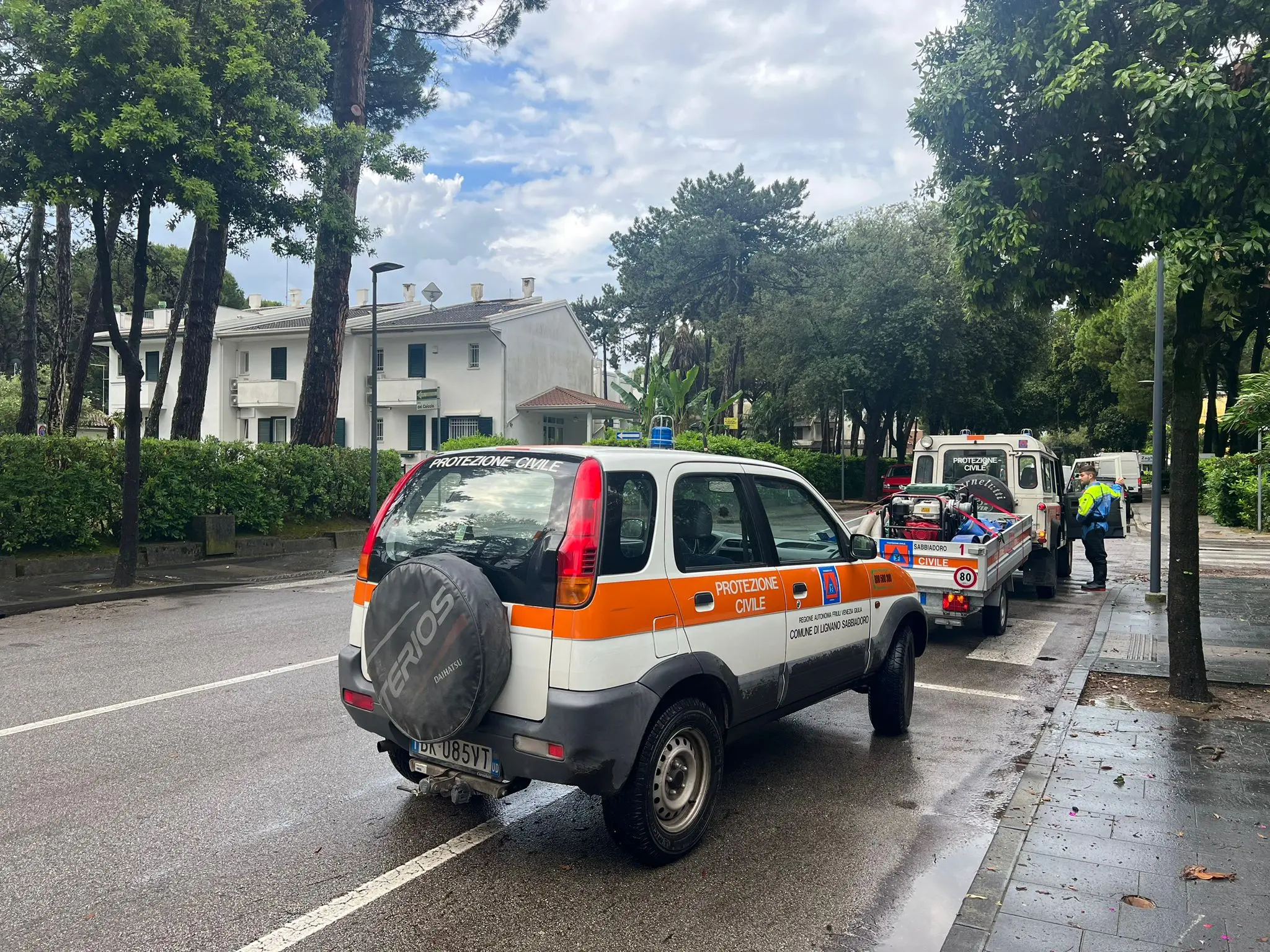 Una bomba d'acqua si è abbattuta nelle prime ore di venerdì mattina a Lignano: la località balneare è finita sott'acqua. Sono stati attivati 28 volontari con 9 automezzi per la gestione delle problematiche conseguenti all’evento meteo e il monitoraggio del territorio