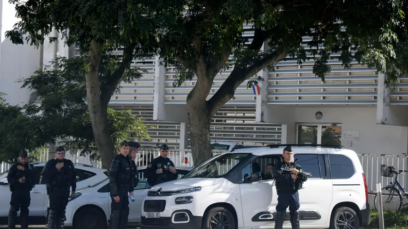 epa11361795 Security forces stand guard outside the French High Commissioner's office as French President Emmanuel Macron meets with New Caledonia's elected officials in Noumea, France's Pacific territory of New Caledonia on 23 May 2024. The President's trip comes on the heels of military evacuation flights for Australians and New Zealanders from the small Magenta domestic airport in New Caledonia's capital Noumea, which touched down in Brisbane and Auckland in the evening of 21 May. EPA/LUDOVIC MARIN / POOL MAXPPP OUT