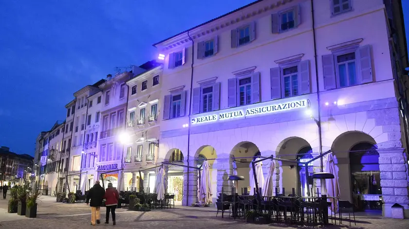 Udine 13 marzo 2021 Via Mercatovecchio illuminata di viola e gente in centro ©Foto Petrussi