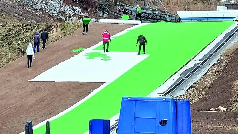 La posa della nuova pista in materiale plastico a Piancavallo foto facebook Scuola Italiana Sci e Snowboard Piancavallo