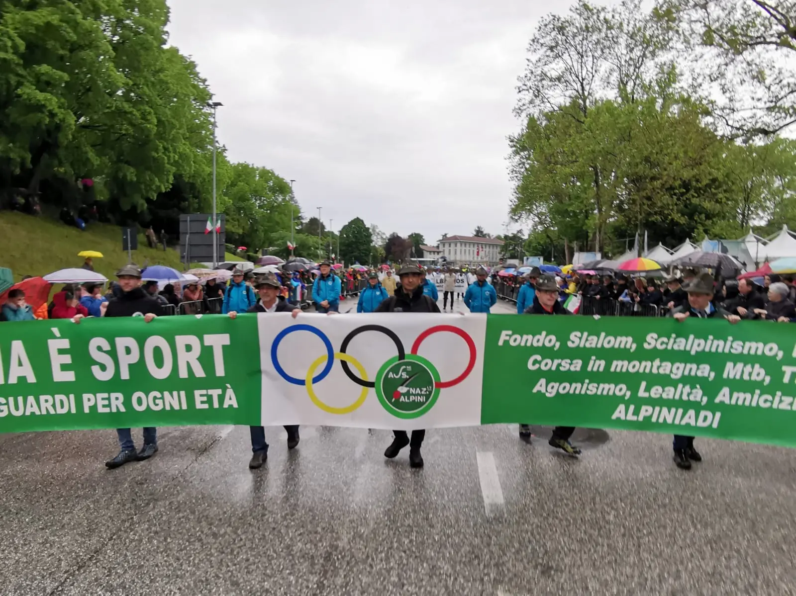 Tantissima emozione per la sfilata degli alpini: marciano 70 mila penne nere. Presente anche il presidente del consiglio, Giorgia Meloni, che ha indossato il cappello da alpino. Ad aprire il corteo lo striscione dell'Adunata (Alpini, la più bella famiglia) seguiti dalla Fanfara della Julia e dal gonfalone di Udine. Dopo in marcia le portatrici carniche, uno striscione dedicato a Cainero e il labaro con il ministro della Difesa Crosetto (Foto Petrussi, Seu, Cescon)