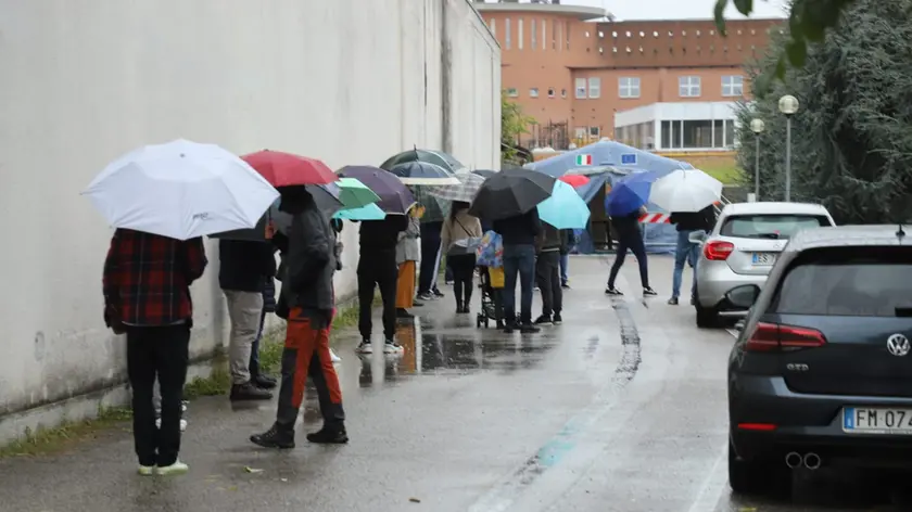 La fila per i tamponi al Gervasutta