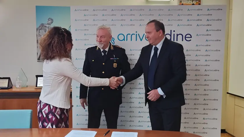 Da sinistra, l’assessore Rosi Toffano, il comandante della Polizia locale, Eros Del Longo, ed Emilio Coradazzi, direttore di Arriva Udine