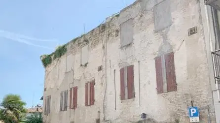 Un’immagine di palazzo Pignat-Negri in Campo Marzio, da anni in stato di abbandono